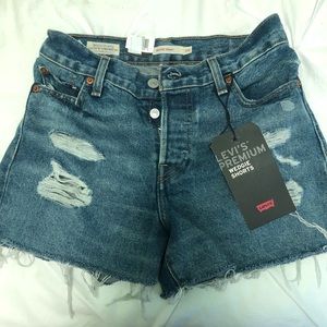 Levi’s Wedgie distressed short 26